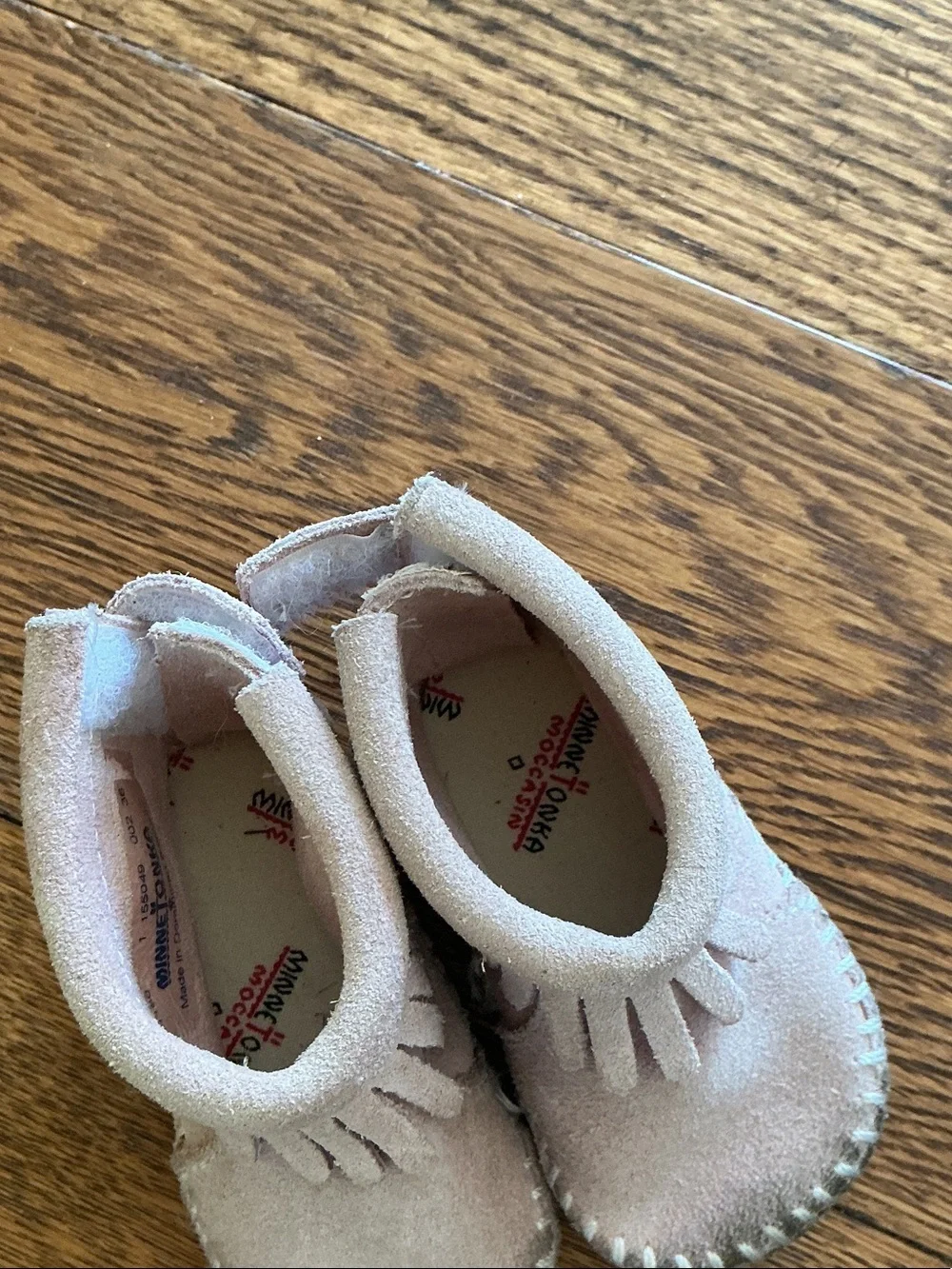 Minnetonka Infant Fringe Suede Moccasins in Light Pink Size 1